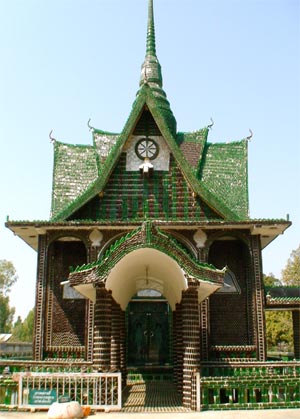 thailandia-tempio-fatto-di-bottiglie